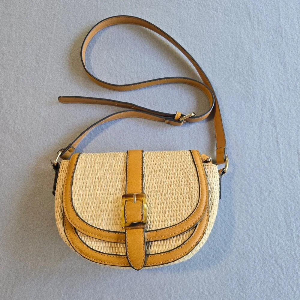 Izzy & Ali Crossbody Bag Womens Small Tan Woven Straw Faux Leather Saddle Purse